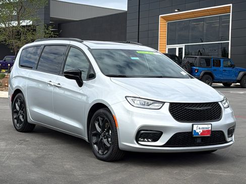 New 2026 Chrysler Pacifica Limited w/ S Appearance Package FWD image 3