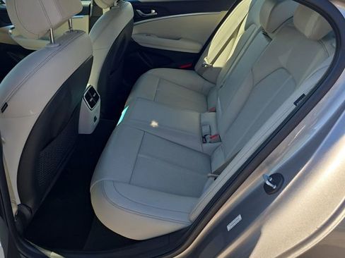 Used 2025 Genesis G70 2.5T image 16