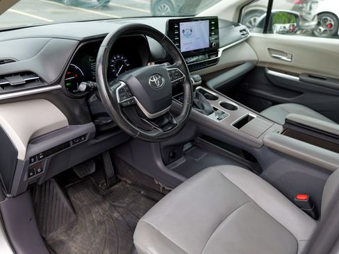Used 2023 Toyota Sienna XLE FWD image 19
