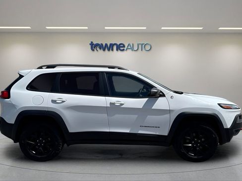 Used 2018 Jeep Cherokee Trailhawk w/ Cold Weather Group AWD/4WD image 6
