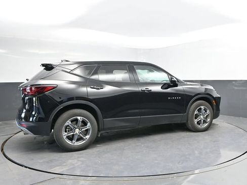 Used 2025 Chevrolet Blazer LT FWD image 2