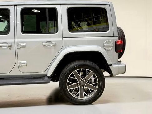 Used 2023 Jeep Wrangler Unlimited Sahara AWD/4WD image 6