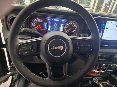 Used 2025 Jeep Wrangler Unlimited Rubicon AWD/4WD image 18