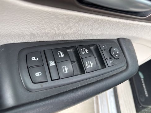 Used 2017 Chrysler Pacifica Premium image 17