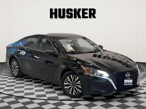 Used 2025 Nissan Altima 2.5 SV FWD image 1