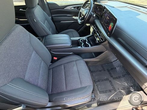 Used 2025 Chevrolet Traverse LT FWD image 11