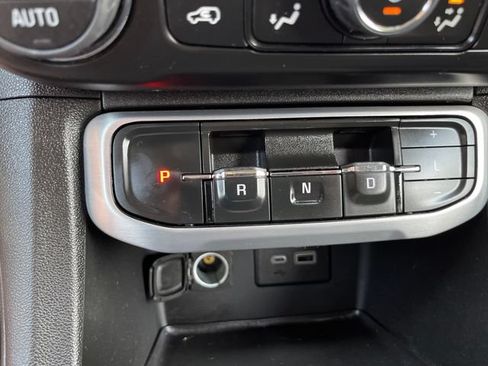 Used 2023 GMC Acadia SLE FWD image 24