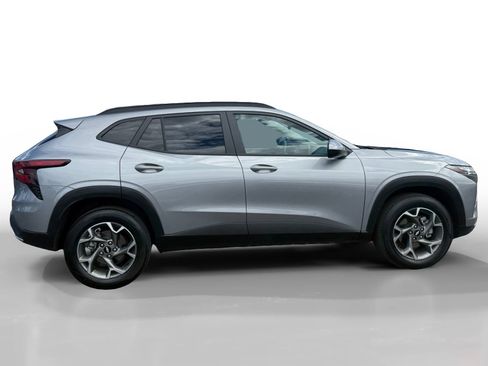 Used 2025 Chevrolet Trax LT FWD image 6