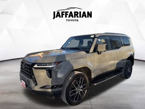 Used 2025 Lexus GX 550 image 9