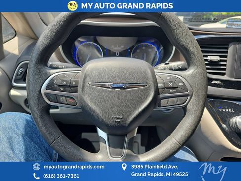 Used 2017 Chrysler Pacifica Touring FWD image 14