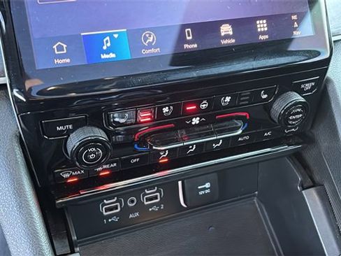 Used 2025 Jeep Grand Cherokee L Limited w/ Luxury Tech Group II image 20