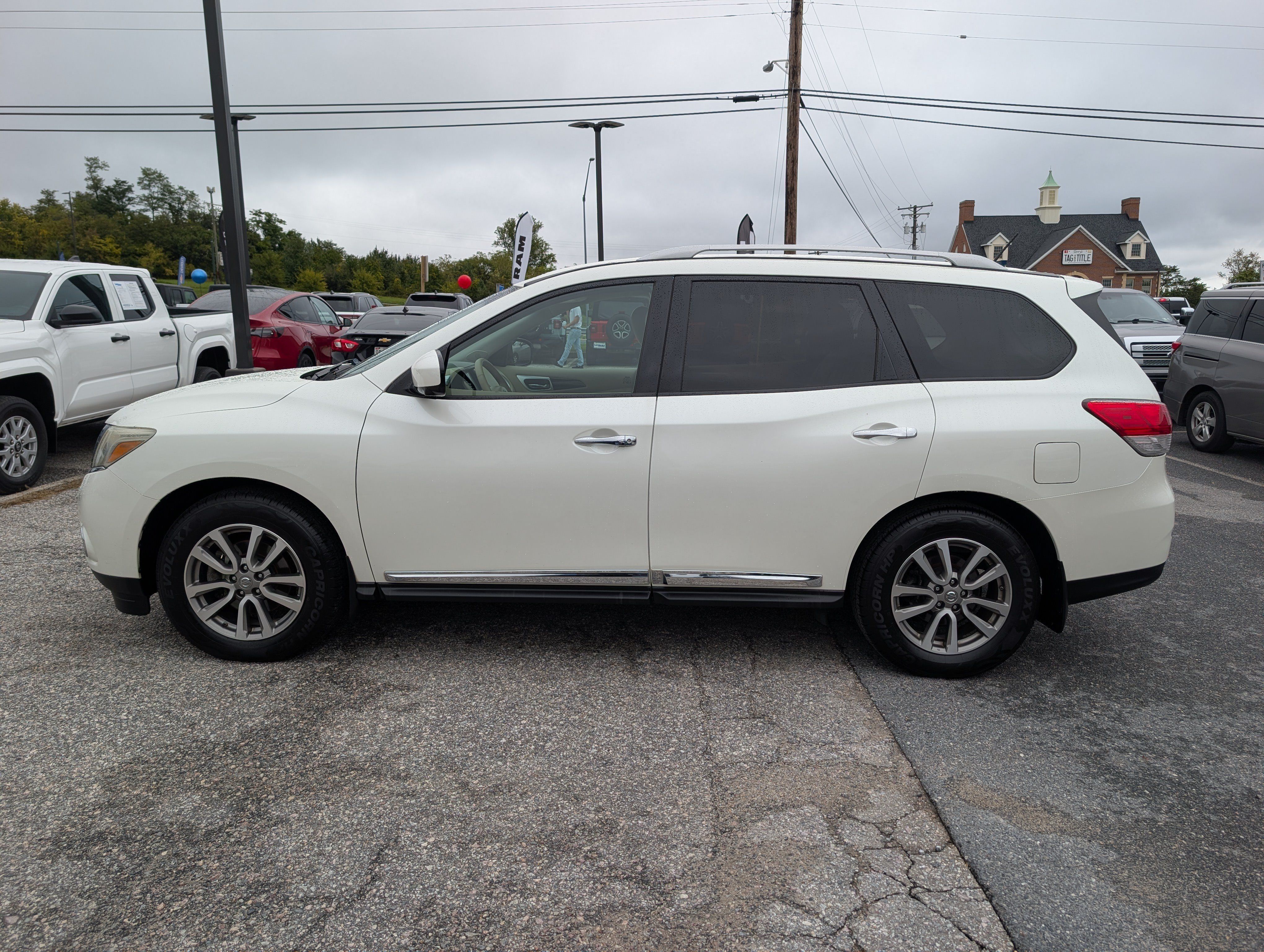 Used 2015 Nissan Pathfinder SL w/ SL Tech Package FWD image 2