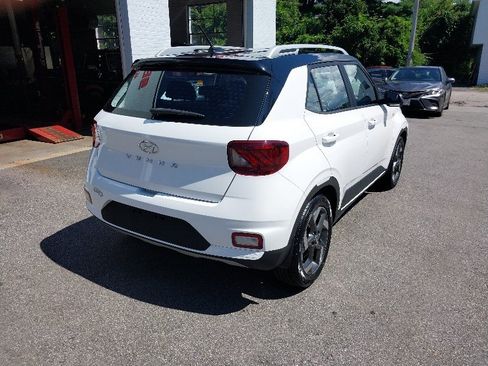 Used 2023 Hyundai Venue Limited FWD image 8