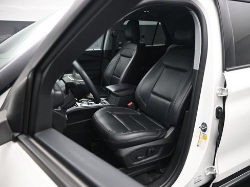 Certified 2023 Ford Explorer XLT w/ Equipment Group 202A RWD image 9