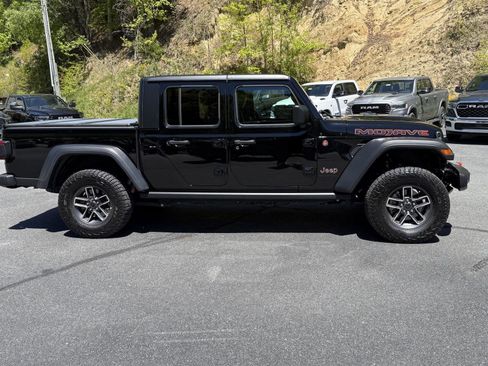 Used 2024 Jeep Gladiator Mojave w/ Safety Group AWD/4WD image 4
