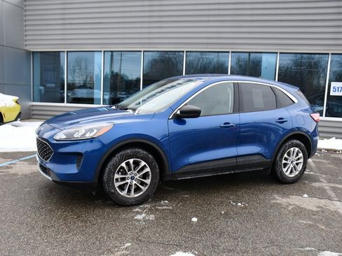 Used 2022 Ford Escape SE image 2