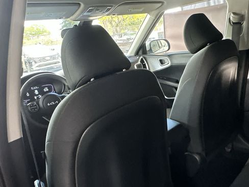 Used 2025 Kia Soul LX w/ LX Technology Package FWD image 23