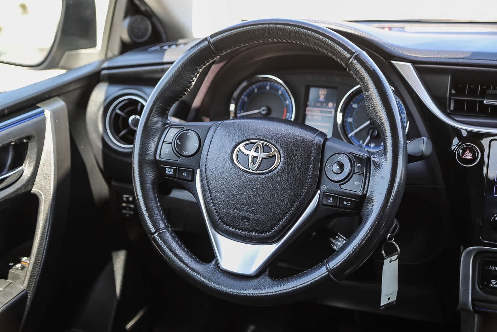 Used 2018 Toyota Corolla SE w/ Carpet Mat Package (TMS) FWD image 15