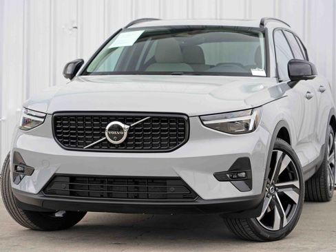 Used 2024 Volvo XC40 B5 Ultimate w/ Protection Package Premier image 3
