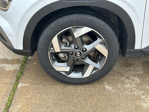 Used 2025 Hyundai Venue SEL FWD image 3