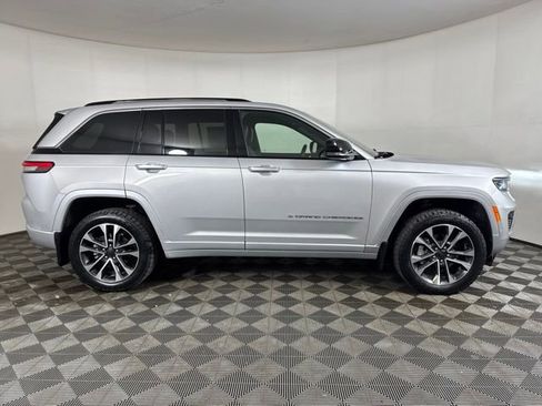 Used 2022 Jeep Grand Cherokee Overland w/ Luxury Tech Group IV AWD/4WD image 2
