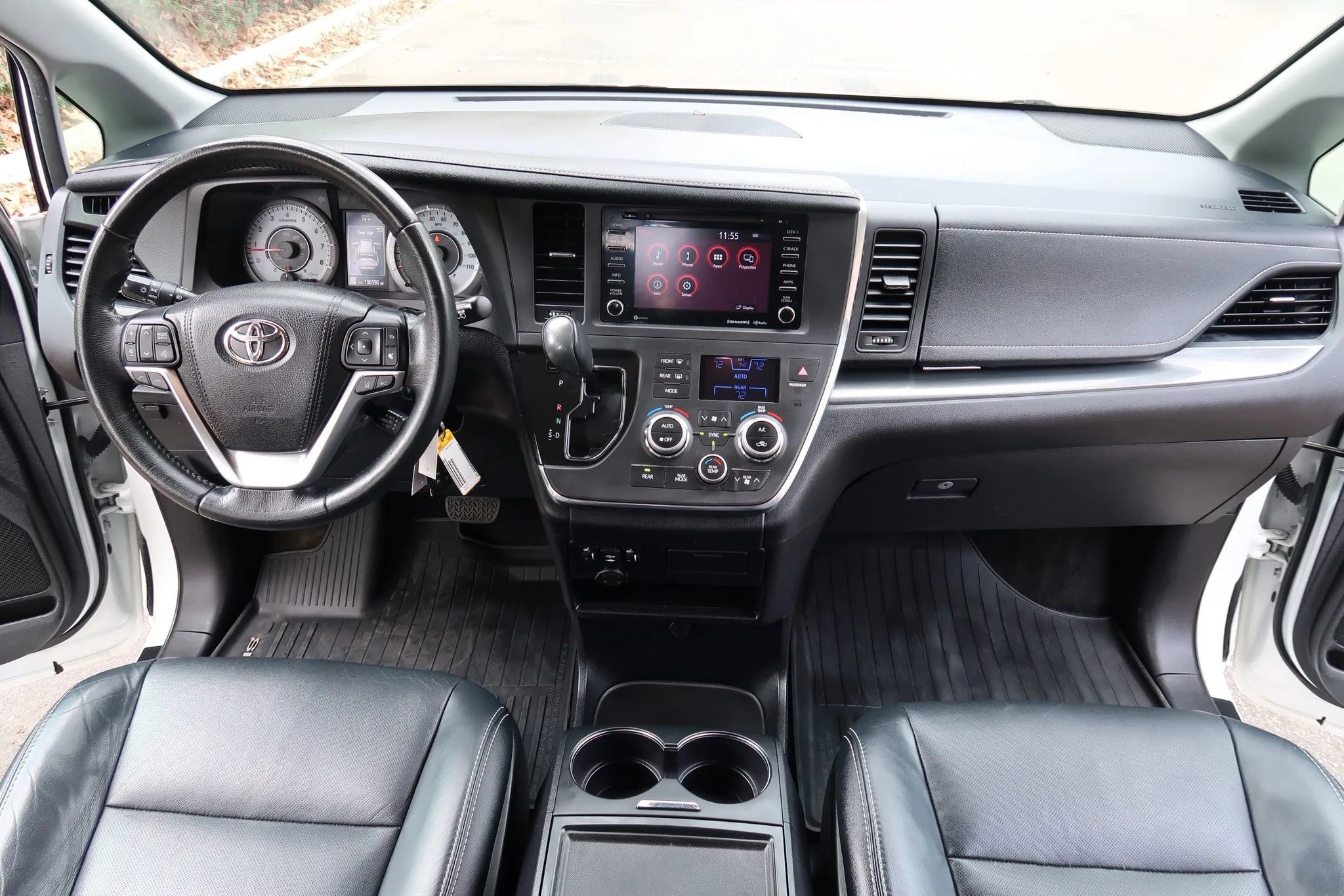 Used 2018 Toyota Sienna SE w/ Carpet Mat Package FWD image 24