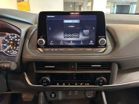 Used 2025 Nissan Rogue SV image 17