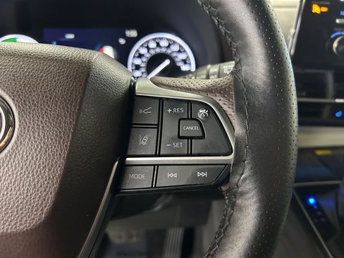 Used 2023 Toyota Sienna Platinum AWD/4WD image 14