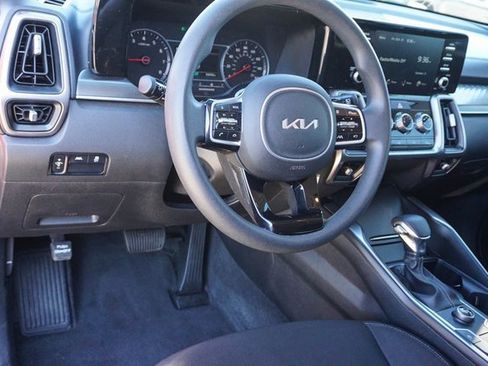 Used 2023 Kia Sorento LX image 9