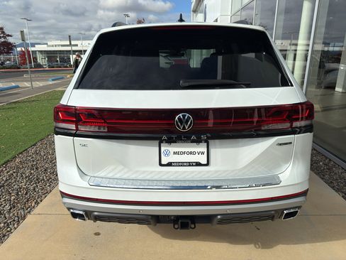 New 2026 Volkswagen Atlas Peak Edition image 5