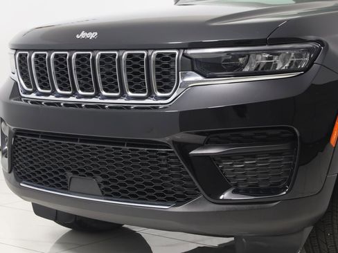 Used 2023 Jeep Grand Cherokee Laredo X image 48