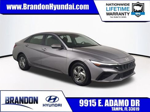 Certified 2025 Hyundai Elantra SE FWD image 1