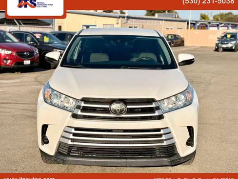 Used 2019 Toyota Highlander LE image 3