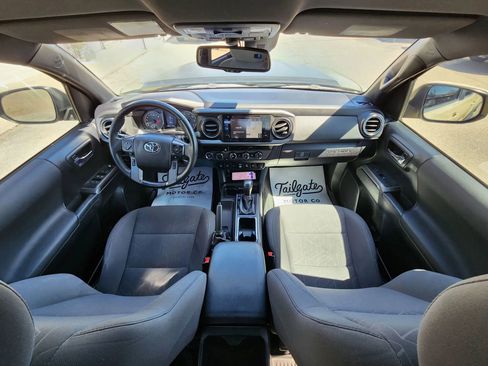 Used 2018 Toyota Tacoma TRD Off-Road w/ Technology Package AWD/4WD image 17