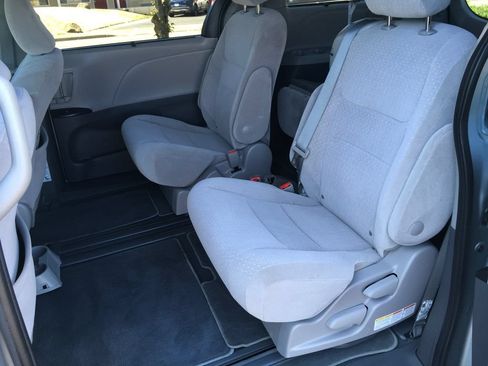 Used 2020 Toyota Sienna LE w/ Carpet Mat Package FWD image 26
