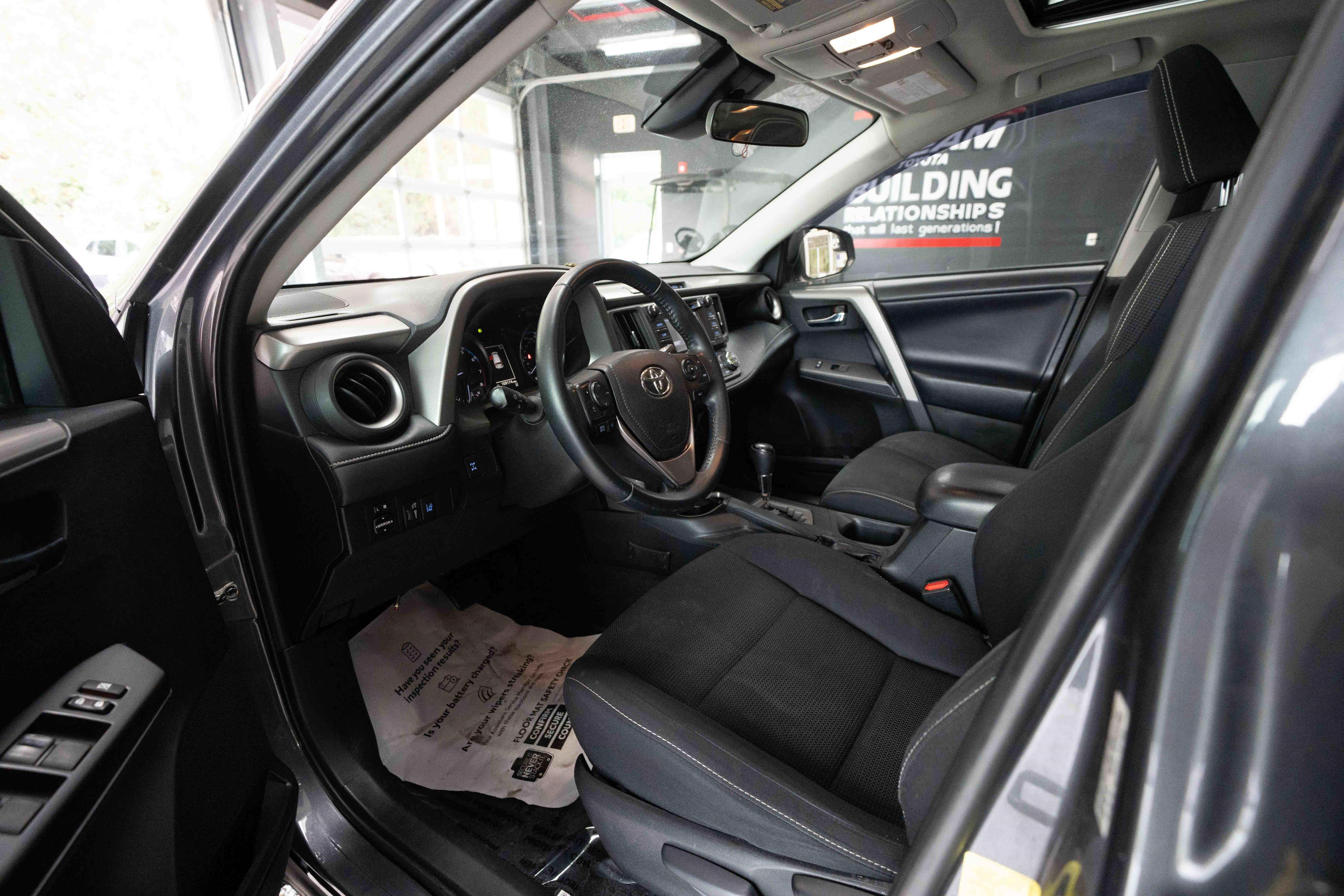 Used 2018 Toyota RAV4 XLE AWD/4WD image 8