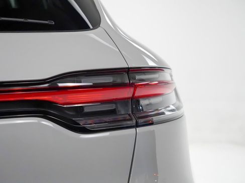 Certified 2025 Porsche Macan image 12