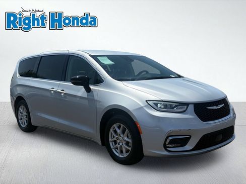Used 2024 Chrysler Pacifica Touring-L FWD image 9