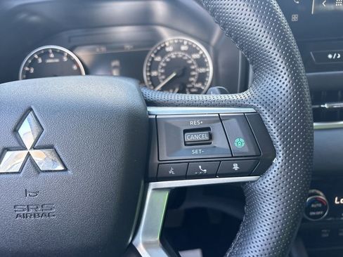 Used 2025 Mitsubishi Outlander SE AWD/4WD image 19