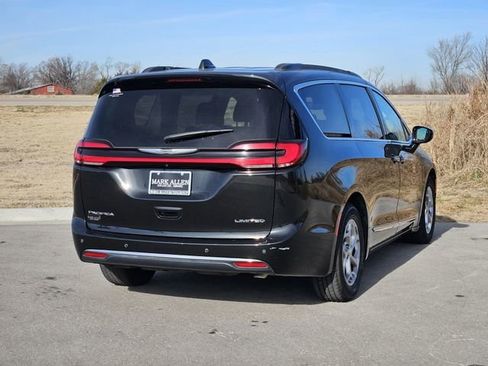 Used 2023 Chrysler Pacifica Limited image 7