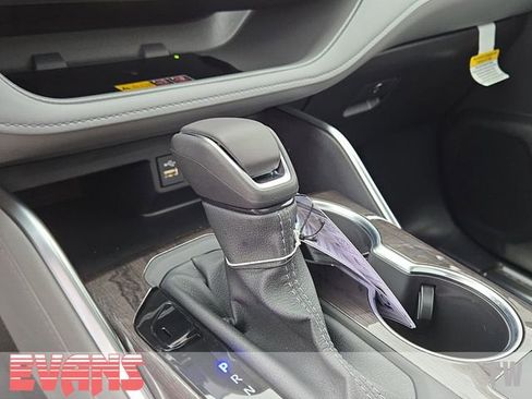 Used 2025 Toyota Highlander Platinum image 13