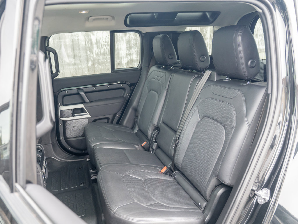 Used 2023 Land Rover Defender 110 SE AWD/4WD image 36