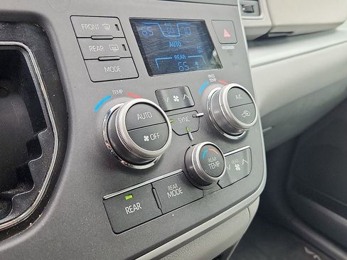 Used 2020 Toyota Sienna L image 17