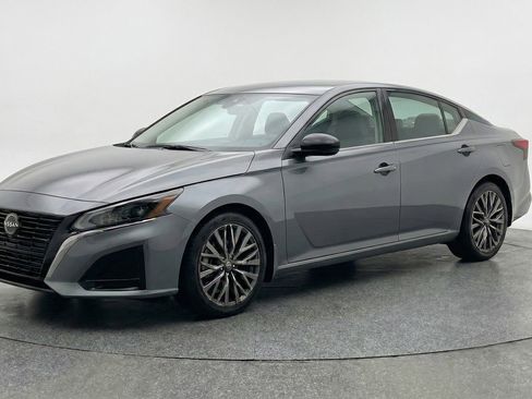 Used 2025 Nissan Altima 2.5 SV FWD image 3