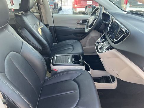 Used 2024 Chrysler Pacifica Touring-L image 19