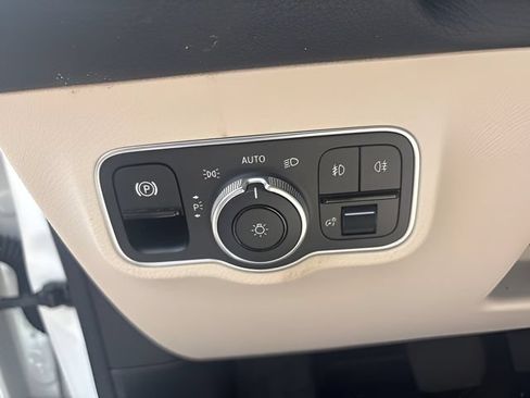 Used 2023 Mercedes-Benz GLB 250 4MATIC w/ Premium Package image 12