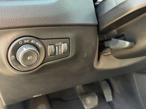 Used 2018 Jeep Compass Latitude w/ Cold Weather Group AWD/4WD image 18