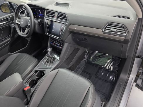 Used 2023 Volkswagen Tiguan SE w/ Panoramic Sunroof Package FWD image 29