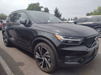 Used 2022 Volvo XC40 T5 R-Design w/ Advanced Package