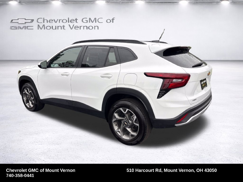 Used 2025 Chevrolet Trax LT FWD image 3